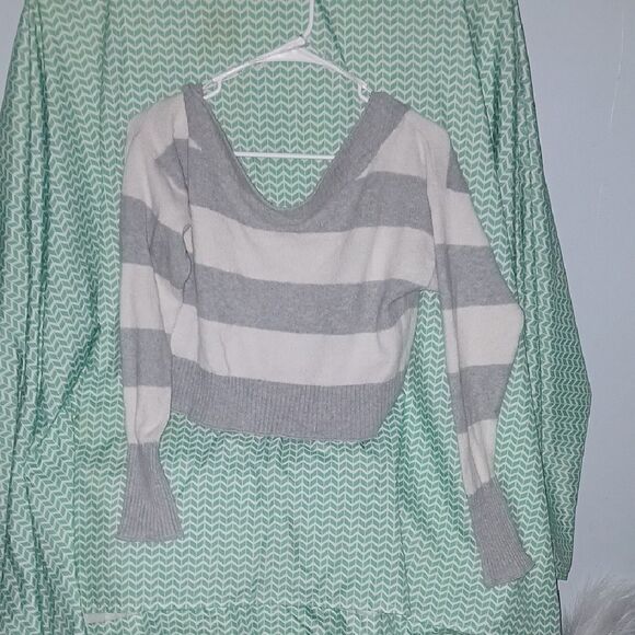 Aeropostale Gray and White V-Neck Sweater - Picture 3 of 3